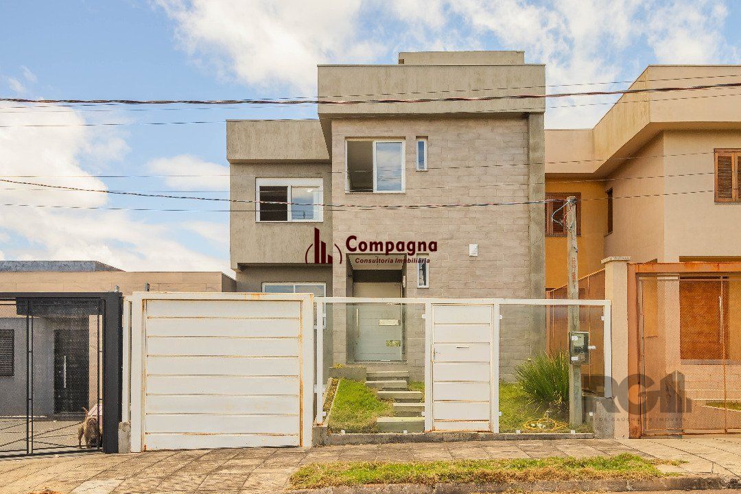 Sobrado, 185 metros quadrados privativo, com 3 quartos, 1 suíte, Living e cozinha integrados, lareira, churrasqueira, lavabo e 2 vagas de garagem.                       e 2 vagas de garagem