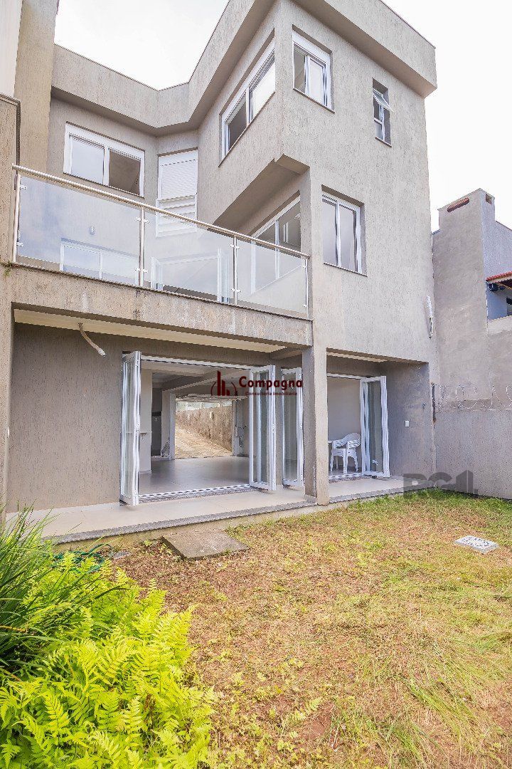 Sobrado, 185 metros quadrados privativo, com 3 quartos, 1 suíte, Living e cozinha integrados, lareira, churrasqueira, lavabo e 2 vagas de garagem.                       e 2 vagas de garagem — foto 3