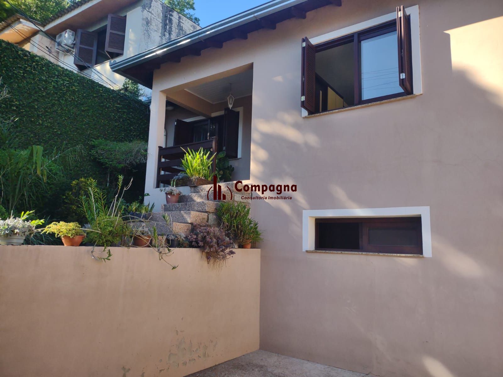 Casa com 4 quartos, suíte, piscina, lareira, churrasqueira em um terreno de 616m².