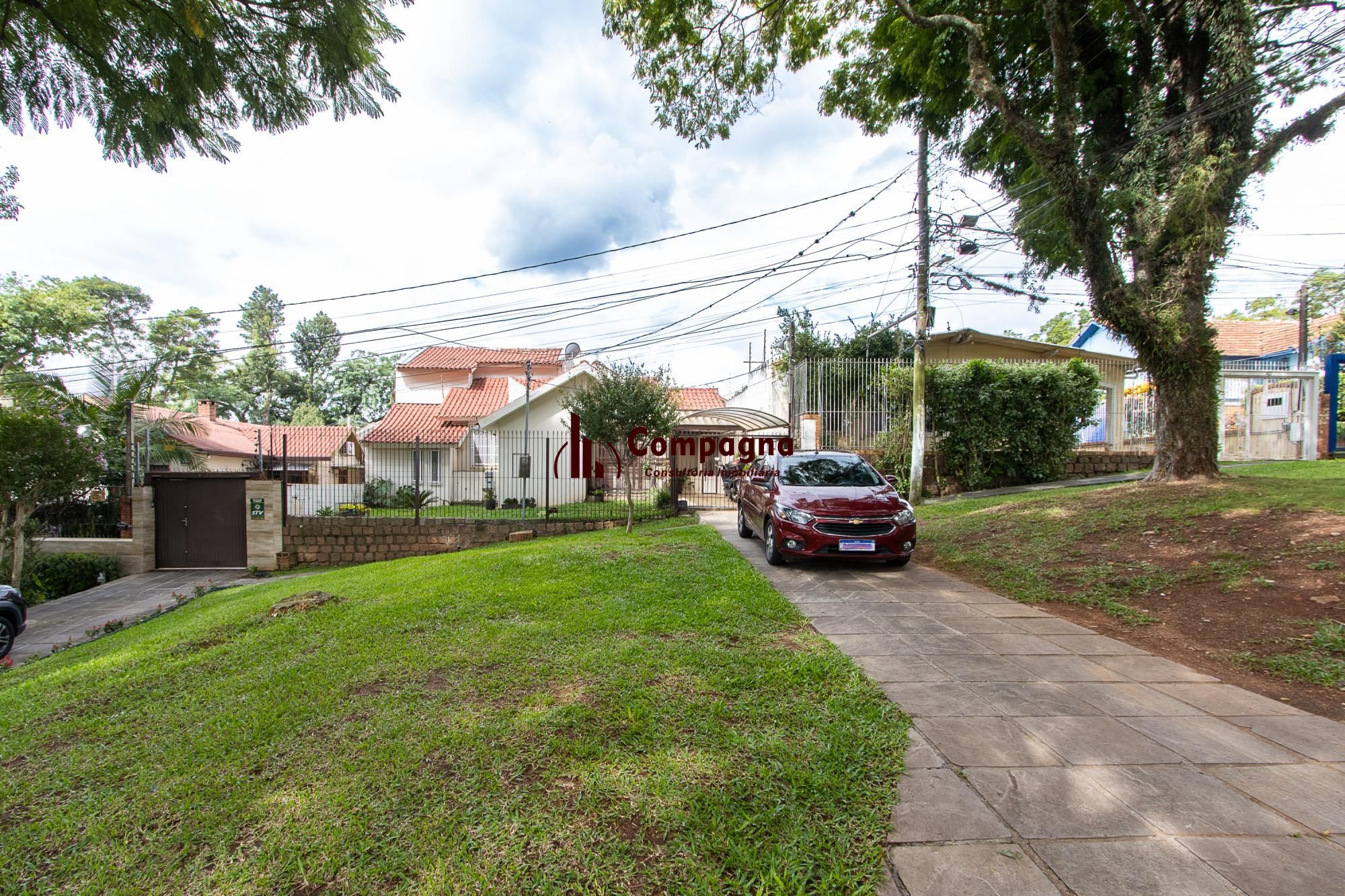 Casa de 4 dormitórios, 2 suítes, piscina, pátio e 2 vagas de garagem.