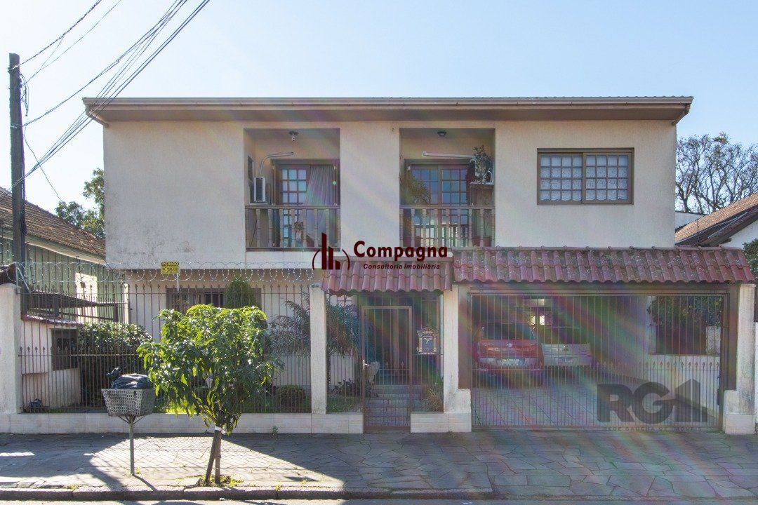 Casa de alvenaria, 3 quartos, 1 suíte, 4 banheiros e 5 vagas de garagem.