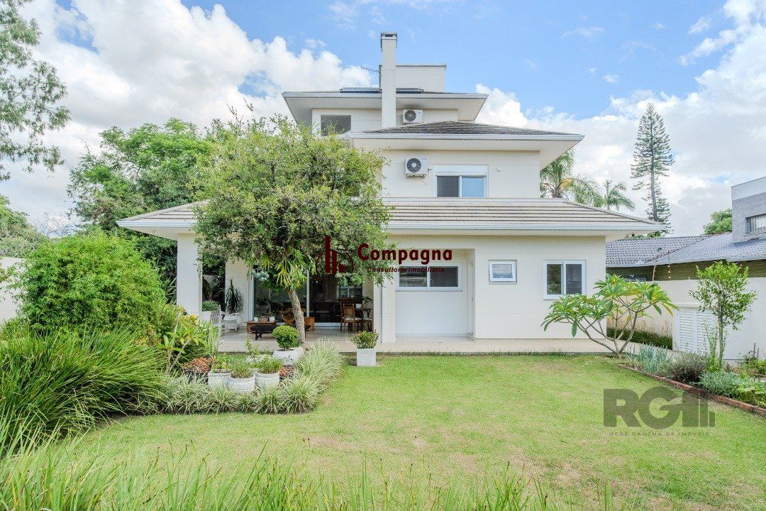 Casa semimobiliada e possui 3 suítes (sendo 1 delas master com closet e hidro)