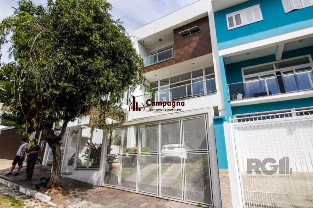 Casa para Venda - 300m², 3 dormitórios, sendo 1 suites, 4 vagas - Teresópolis
