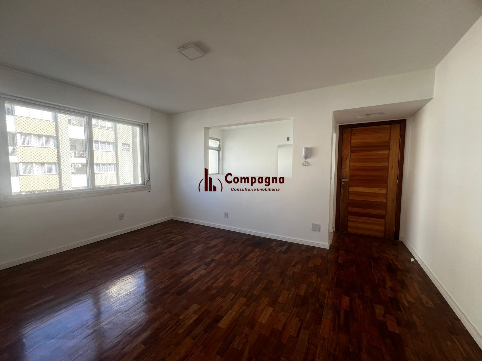 Apartamento no Menino Deus com 2 dormitórios e garagem
