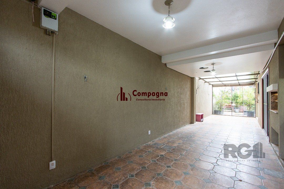 Casa de alvenaria, 3 dormitórios, 1 suíte e pátio com piscina, bairro Espírito Santo. — foto 2