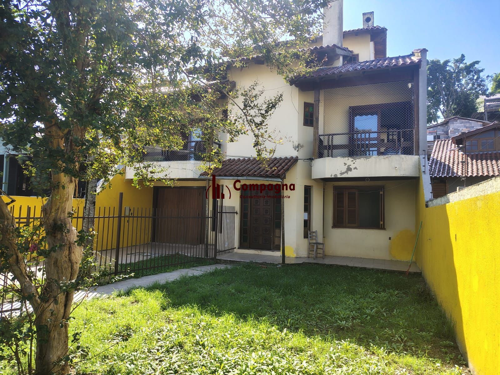 Casa de 4 dormitórios, 1 suíte e 4 vagas de garagem no bairro Cavalhada. — foto 2