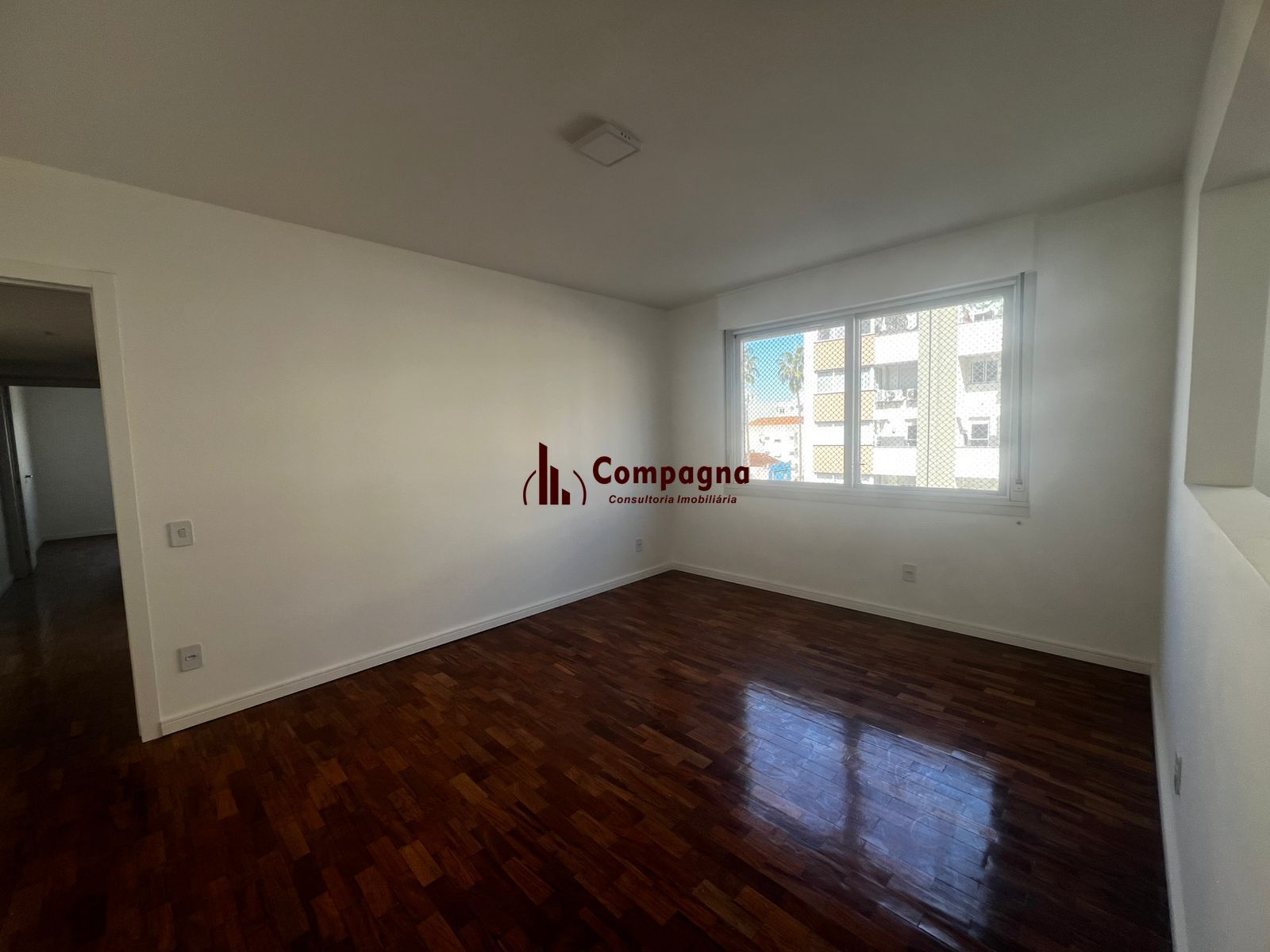 Apartamento no Menino Deus com 2 dormitórios e garagem — foto 2