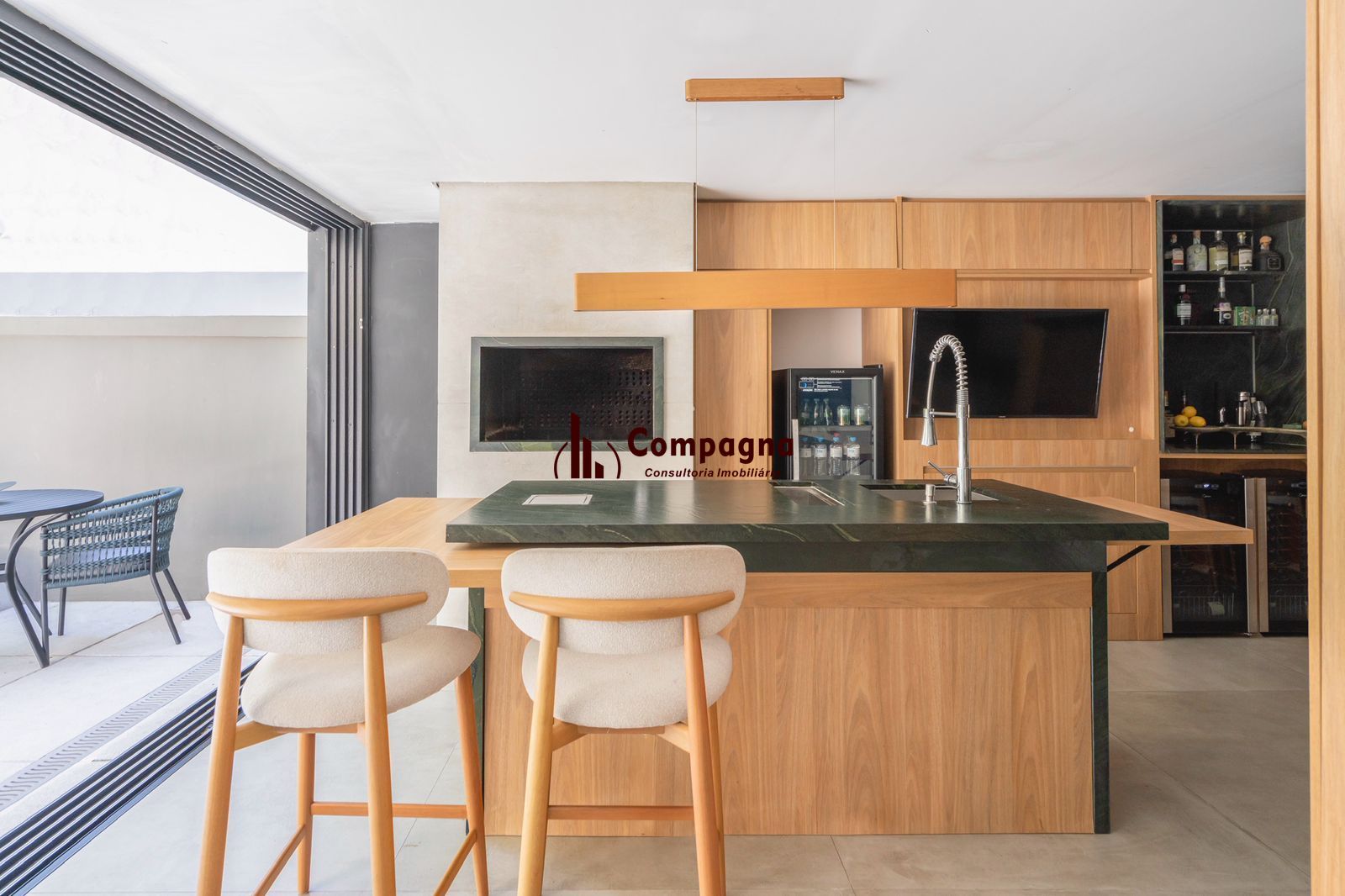 Casa com 3 suítes amplas, além de uma sala generoso com lareira e 2 vagas de garagem. — foto 4