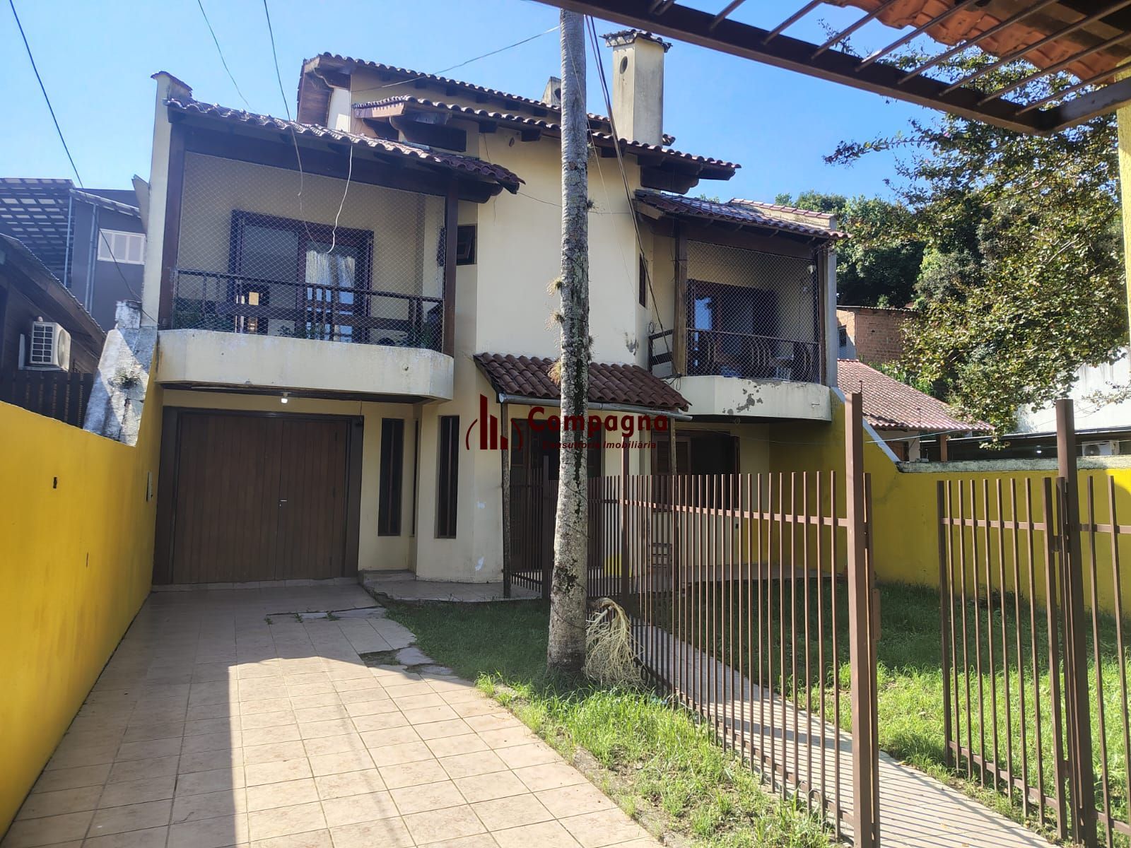 Casa de 4 dormitórios, 1 suíte e 4 vagas de garagem no bairro Cavalhada.
