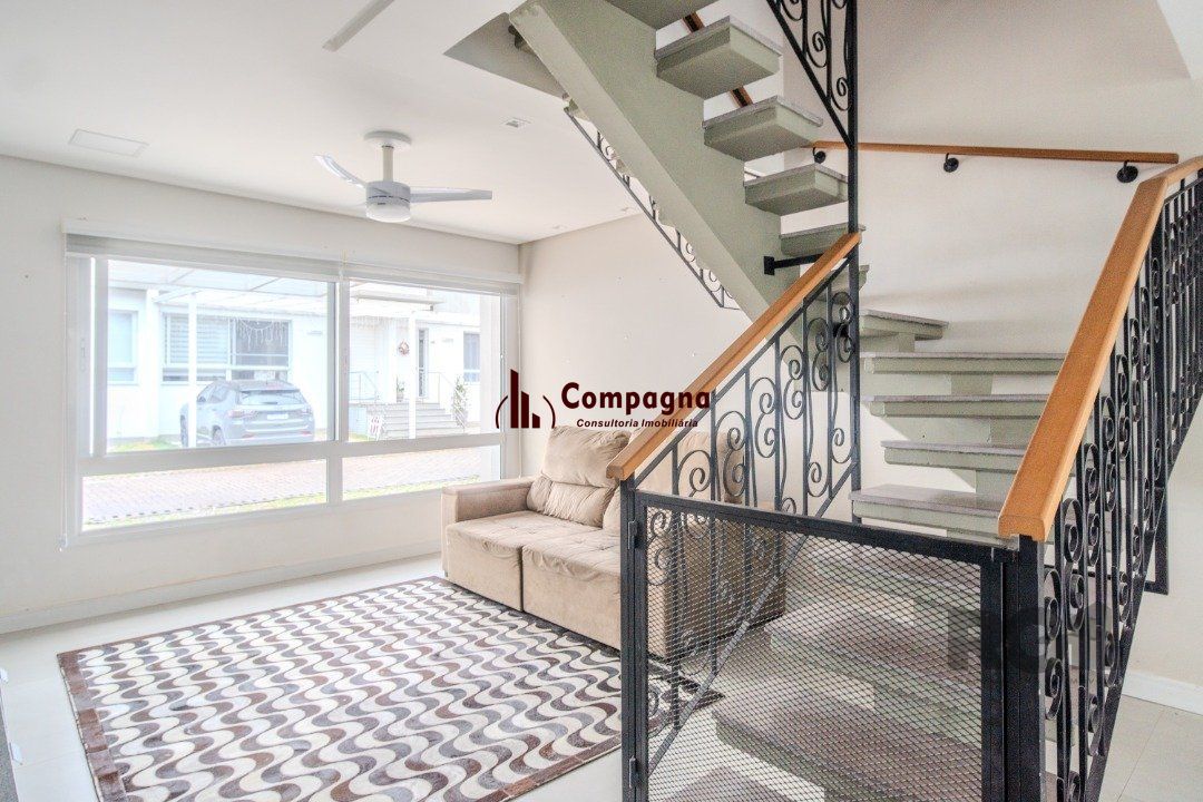 Casa impecável e mobiliada, com 3 niveis, possui 3 dormitórios sendo 1 suíte, 4 banheiros. — foto 5