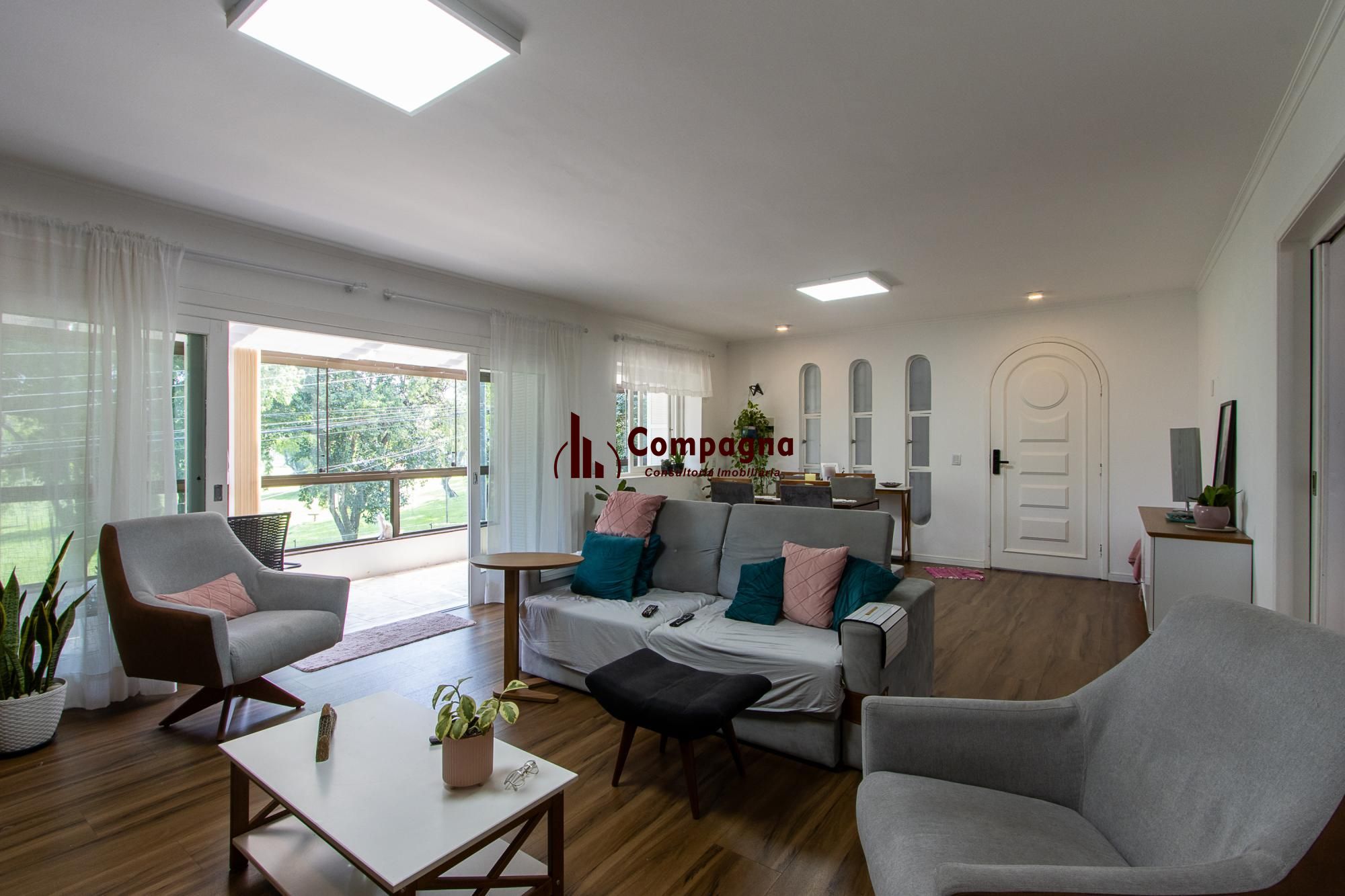 Linda casa totalmente reformada, 3 quartos (1 suite), 2 vagas cobertas - Bairro Nonoai