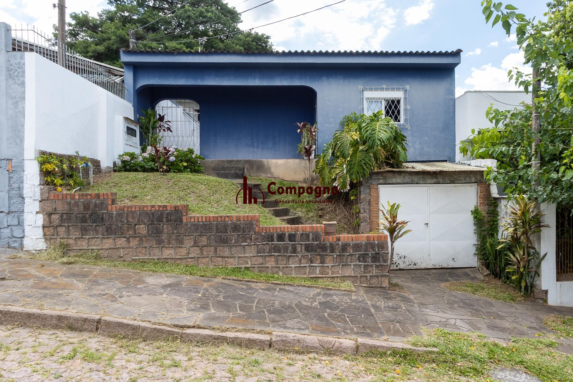 Terreno com 2 casas, 4 quartos, 1 suite - Bairro Cavalhada