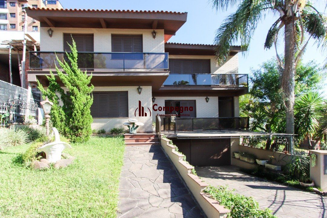 Casa a venda com 03 dormitórios, living 03 ambientes com vista para o Rio.