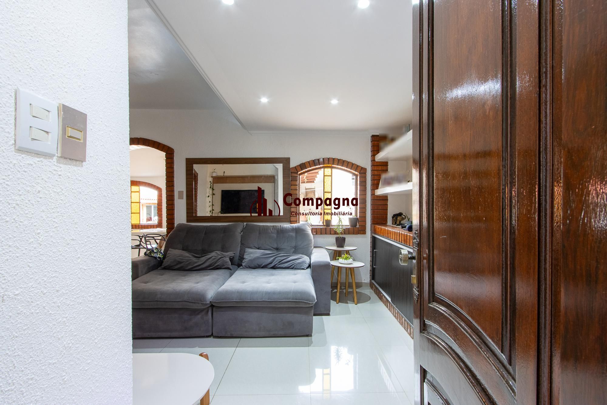Casa de 4 dormitórios, 2 suítes, piscina, pátio e 2 vagas de garagem. — foto 4