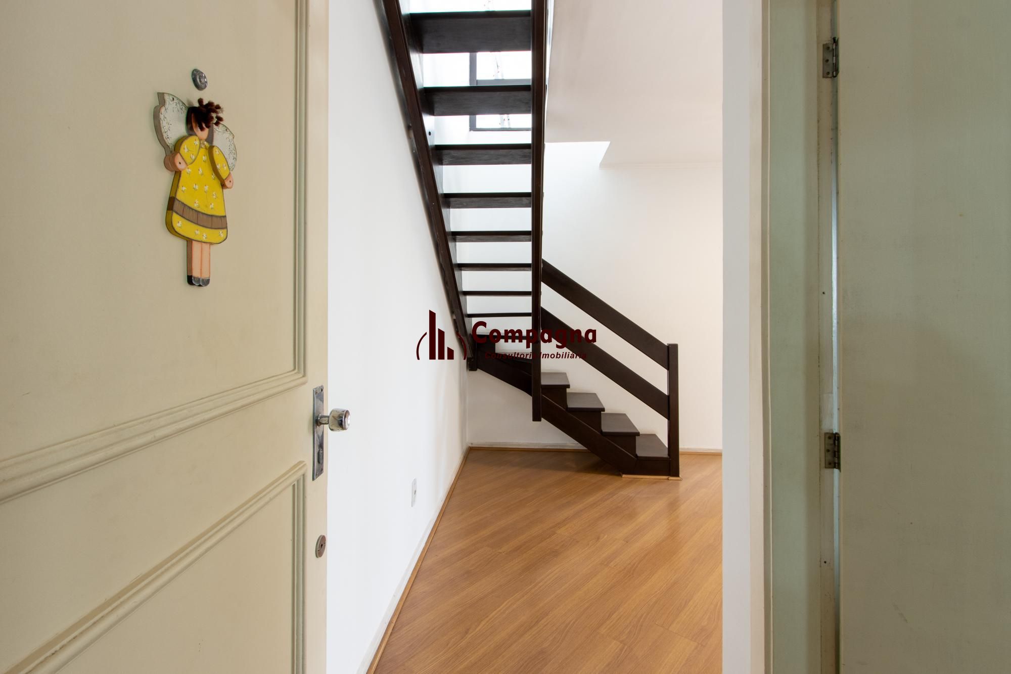 Cobertura com 137m², no Bairro Cristal, de 2 dormitórios, sento uma suíte, ampla sacada, churrasqueira, vista panorâmica, vaga coberta. — foto 2