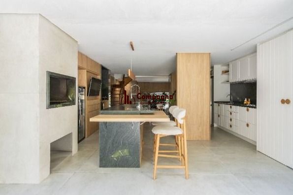 Casa com 3 suítes amplas, além de uma sala generoso com lareira e 2 vagas de garagem. — foto 3