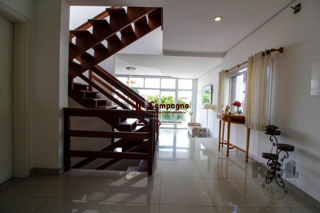 Casa para Venda - 300m², 3 dormitórios, sendo 1 suites, 4 vagas - Teresópolis — foto 5