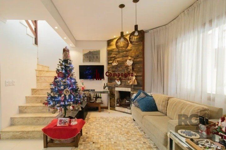 Casa em condomínio na zona sul, 3 quartos, suíte, lareira, churrasqueira, 2 vagas de garagem coberta.