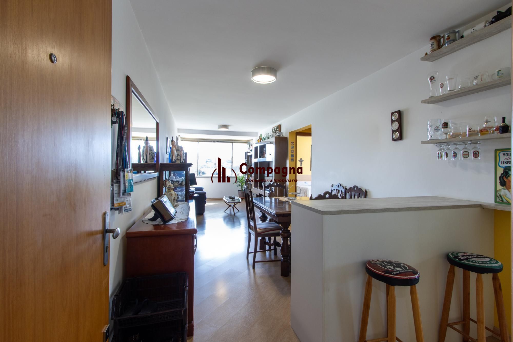 Apartamento de 2 dormitórios, na zona sul de Porto Alegre, semi-mobiliado, churrasqueira e box escriturado. — foto 2