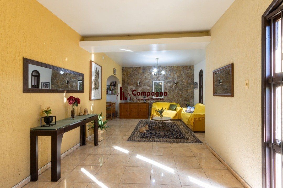 Sobrado com 345m² privativos, 3 suites, 2 vagas, churrasqueira. pátio com piscina - Bairro Cristal — foto 2