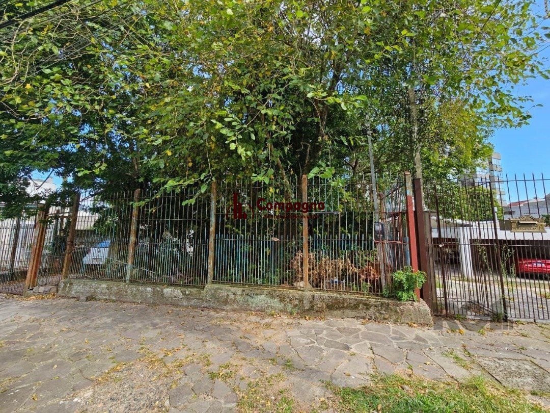 Terreno plano de 426 m², localizado na Rua Padre João Batista Reus,