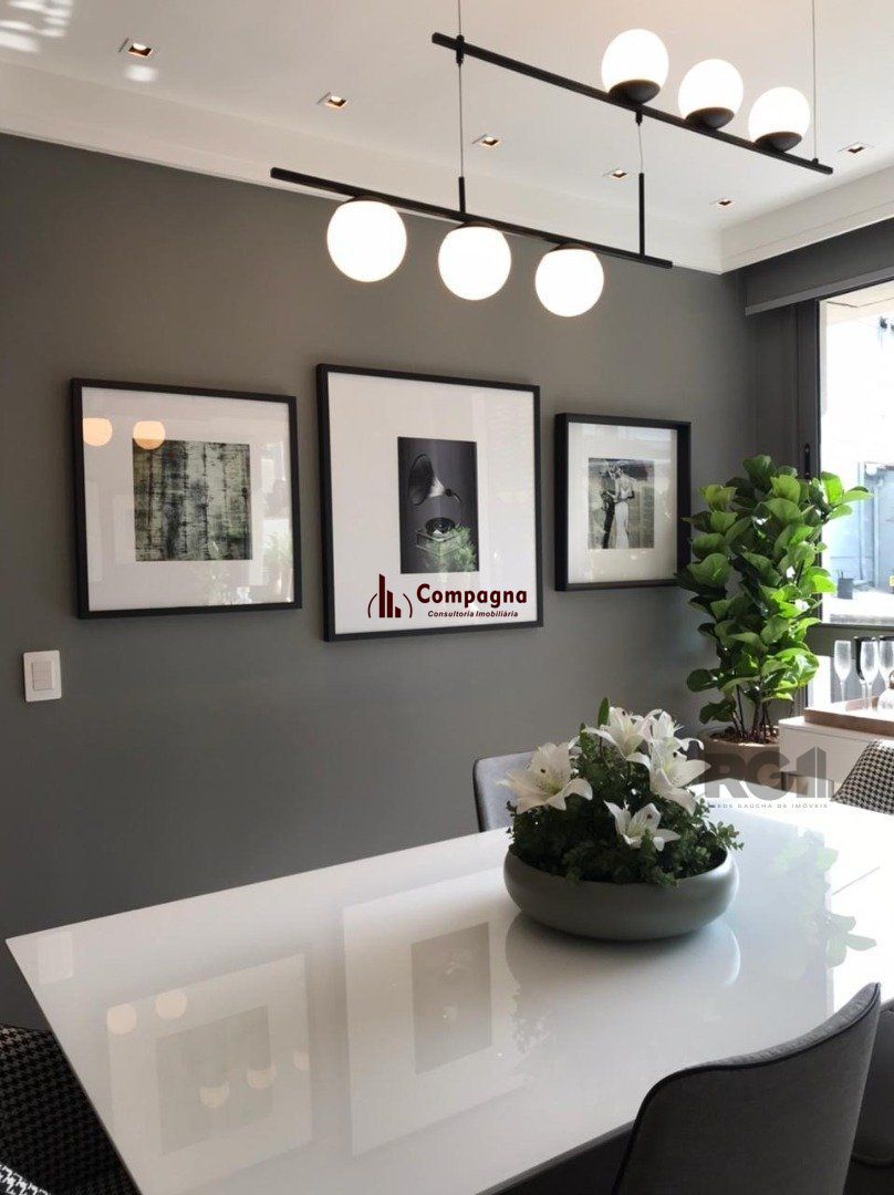 Apartamento belíssimo de 02 dormitórios com garagem coberta. — foto 3