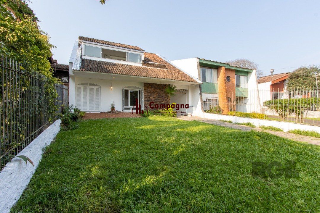 Casa para Venda - 337m², 3 dormitórios, sendo 1 suites, 3 vagas - Cristal