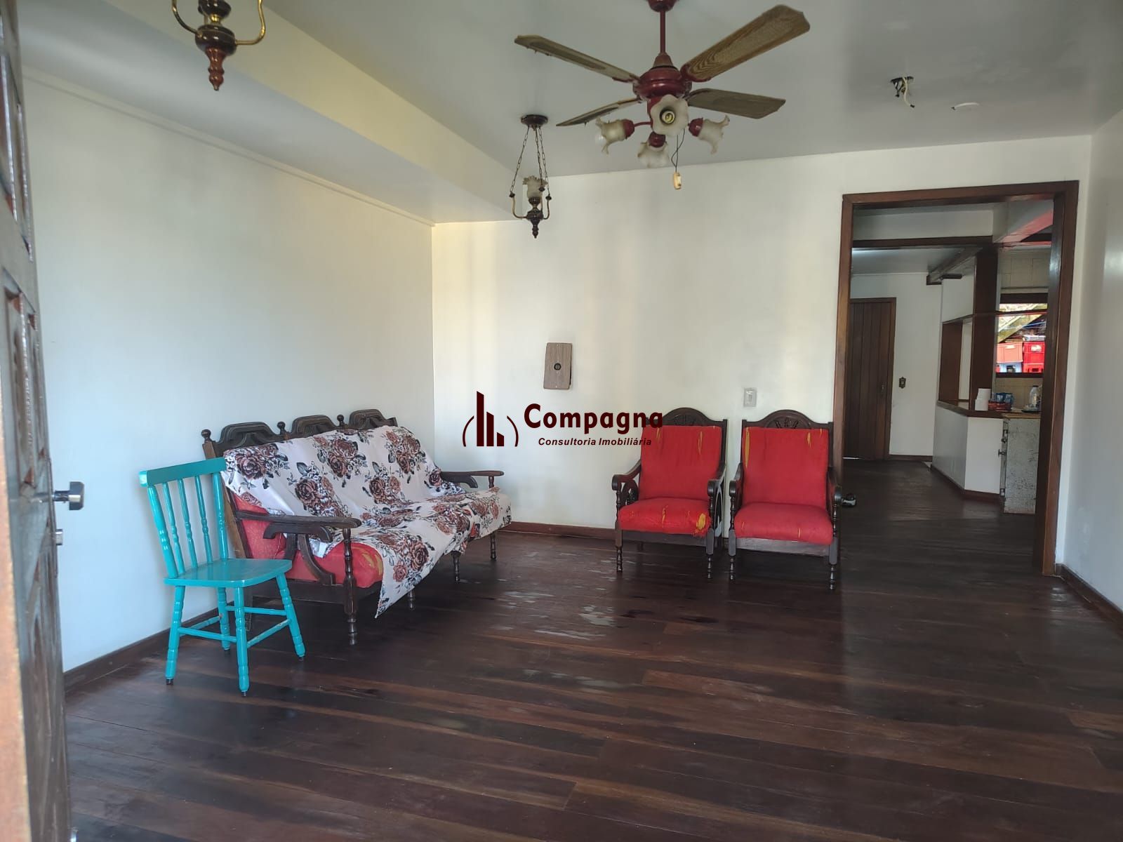 Casa de 4 dormitórios, 1 suíte e 4 vagas de garagem no bairro Cavalhada. — foto 5