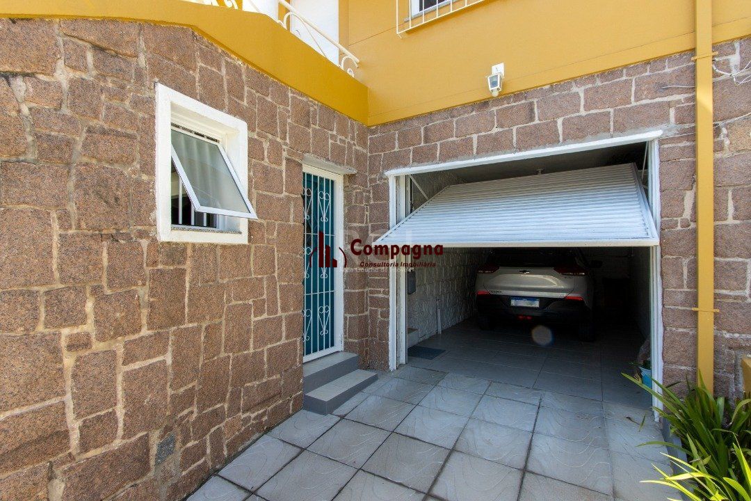 Sobrado à venda no Bairro Medianeira, reformado, 3 quartos, lareira, churrasqueira, 3 vagas — foto 3