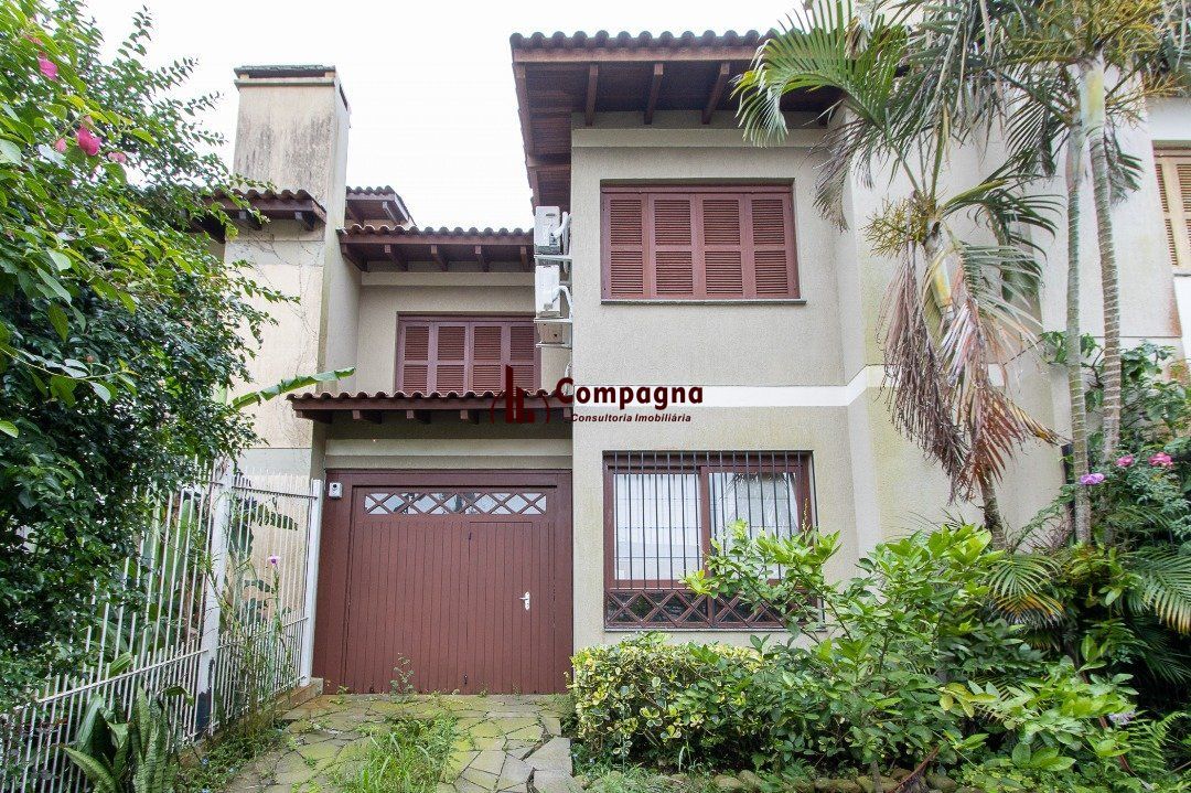 Casa de alvenaria, 3 dormitórios, 1 suíte e pátio com piscina, bairro Espírito Santo.