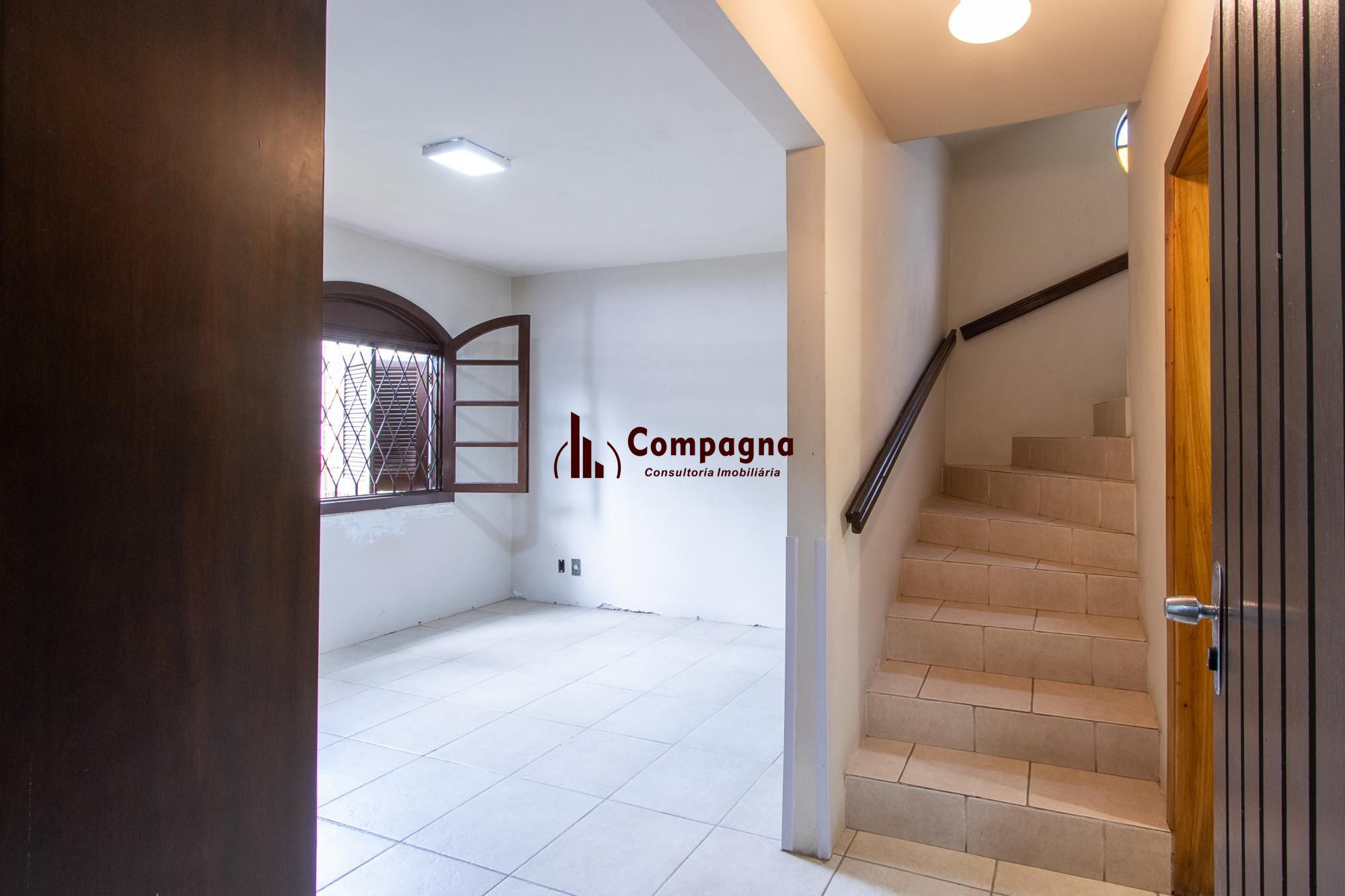 Casa de condomínio, 3 dormitórios, 1 suíte, 1 vaga coberta, no bairro Cristal.