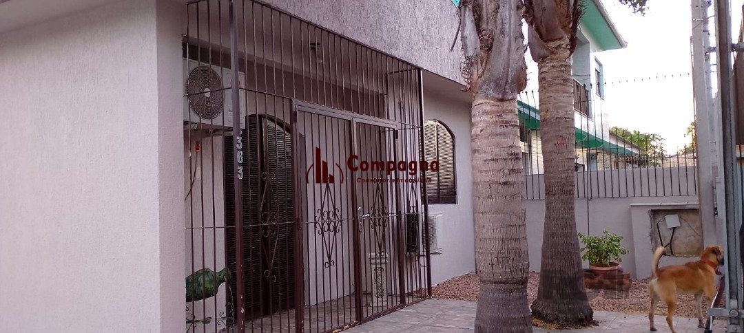 Casa térrea, 3 dormitórios, 1 suíte, living para 2 ambientes, cozinha, pátio, 2 banheiros e 4 vagas .