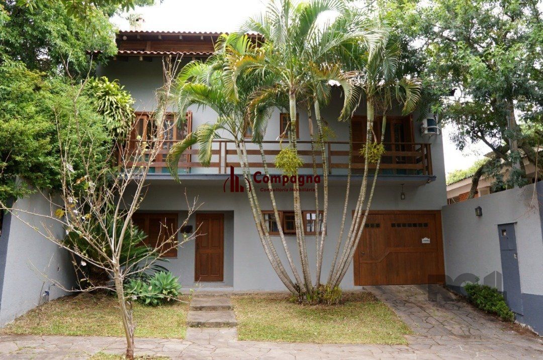 Casa para Venda - 350m², 4 dormitórios, sendo 4 suites, 4 vagas - Tristeza