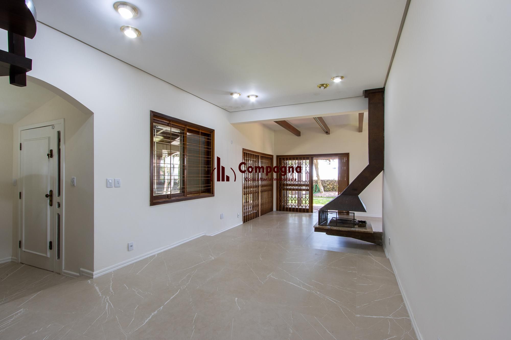 Casa com 2 dormitórios 3 banheiros. lareira e churrasqueira, e com arquitetura moderna.