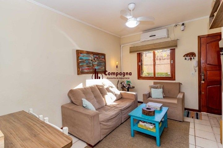 Casa de 3 dormitórios, em condomínio fechado na zona sul de Porto Alegre,  com lareira, churrasqueira e vaga de garagem. — foto 2