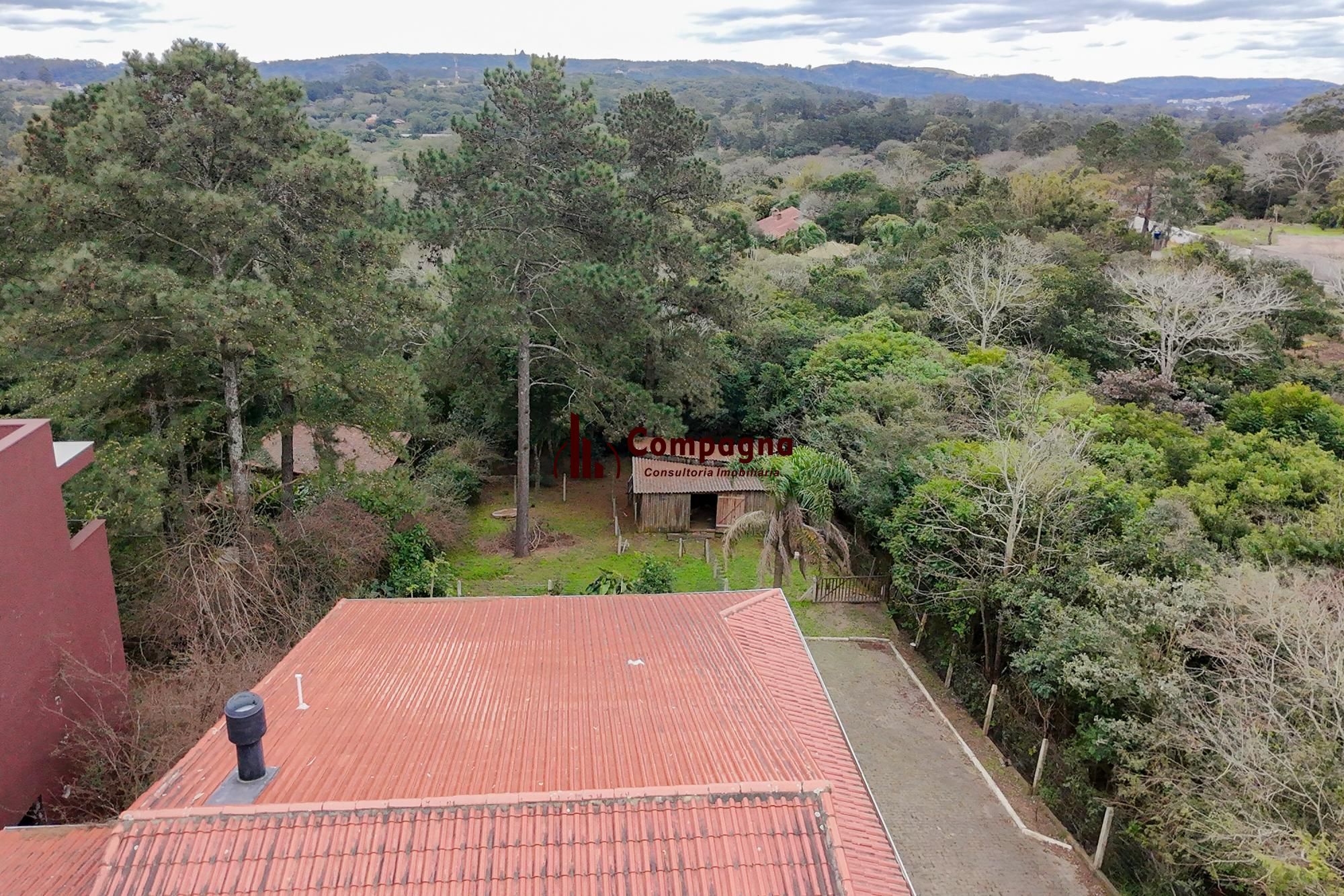 Casa de alvenaria, com 3 dormitórios, 1 suíte, living, cozinha, lavanderia, churrasqueira, banheiro social, pátio e 4 vagas de garagem. — foto 4