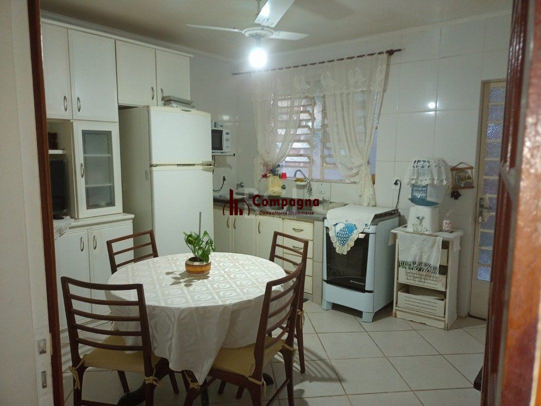 Casa para Venda - 220m², 3 dormitórios, sendo 1 suites, 1 vaga - Camaquã — foto 4