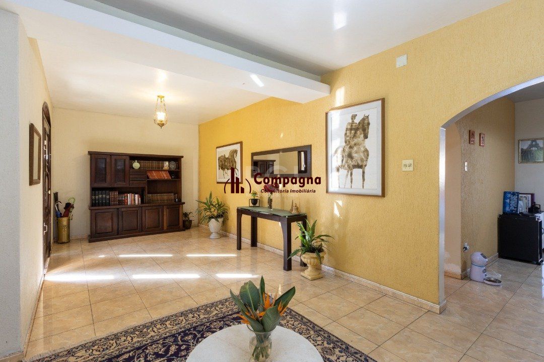Sobrado com 345m² privativos, 3 suites, 2 vagas, churrasqueira. pátio com piscina - Bairro Cristal