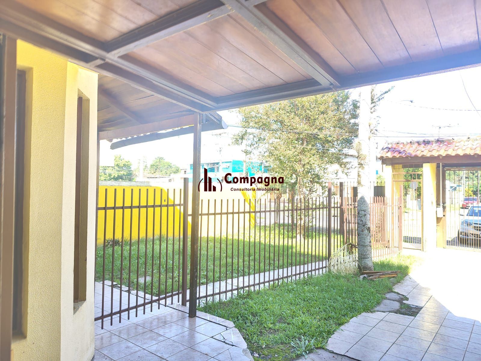 Casa de 4 dormitórios, 1 suíte e 4 vagas de garagem no bairro Cavalhada. — foto 3