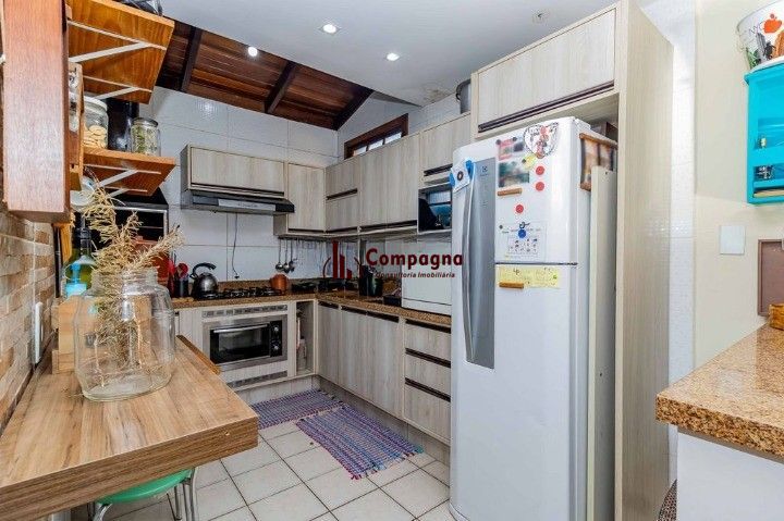 Casa de 3 dormitórios, em condomínio fechado na zona sul de Porto Alegre,  com lareira, churrasqueira e vaga de garagem. — foto 5