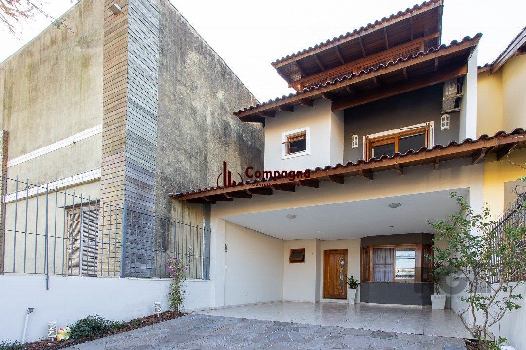 Casa para Venda - 300m², 5 dormitórios, sendo 1 suites, 4 vagas - Portal do Guarujá — foto 2