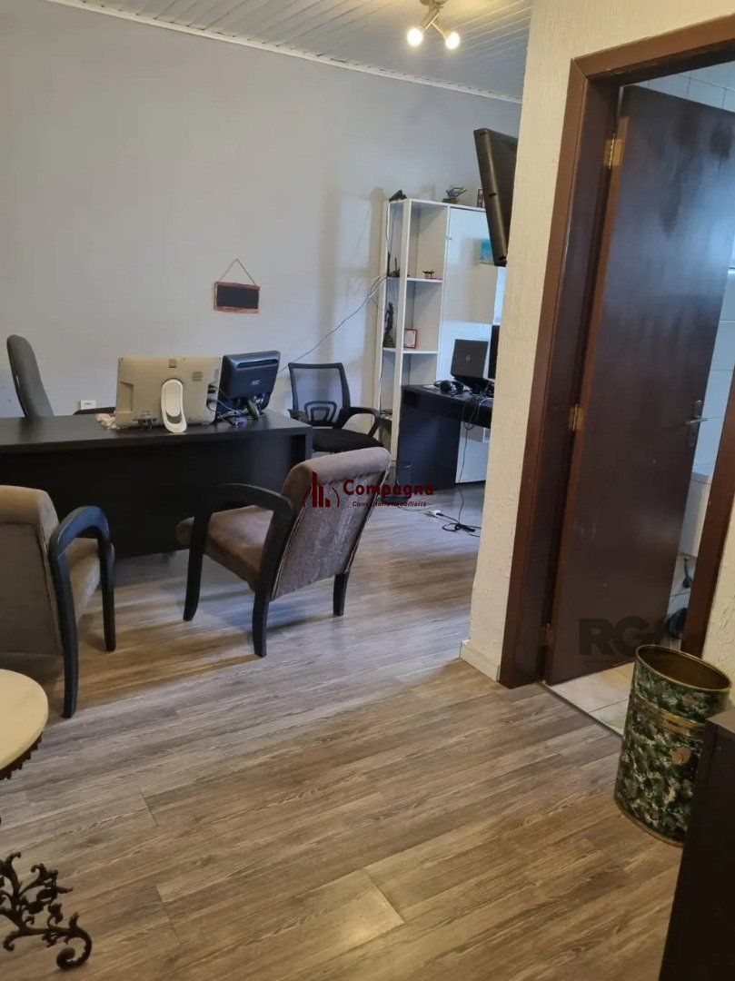Casa térrea, 3 dormitórios, 1 suíte, living para 2 ambientes, cozinha, pátio, 2 banheiros e 4 vagas . — foto 3