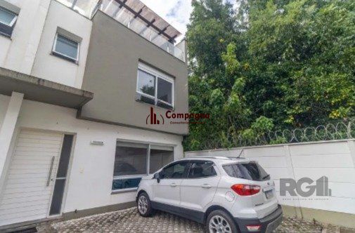 Casa impecável e mobiliada, com 3 niveis, possui 3 dormitórios sendo 1 suíte, 4 banheiros