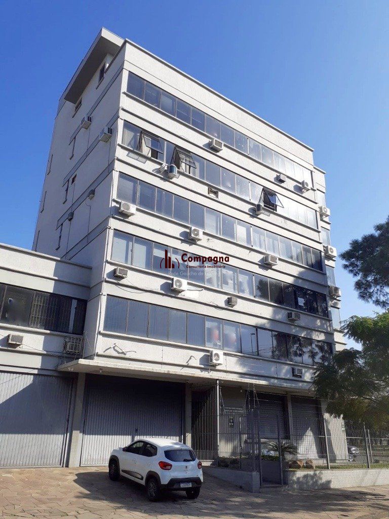sala comercial com 39m² privativos com hall de espera, banheiro e  ampla sala/escritório com móveis sob medida.