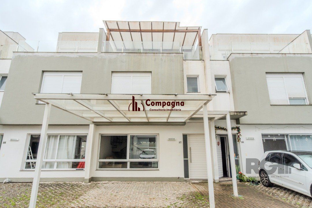 Casa impecável e mobiliada, com 3 niveis, possui 3 dormitórios sendo 1 suíte, 4 banheiros. — foto 2