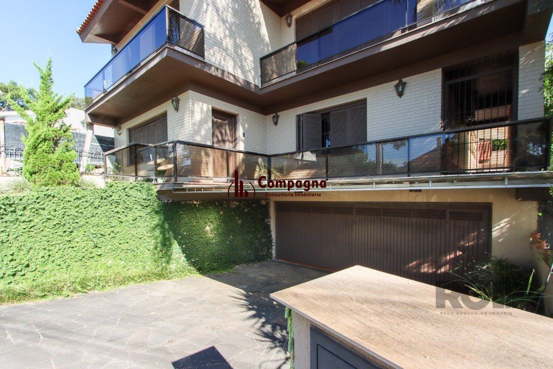 Casa a venda com 03 dormitórios, living 03 ambientes com vista para o Rio. — foto 2