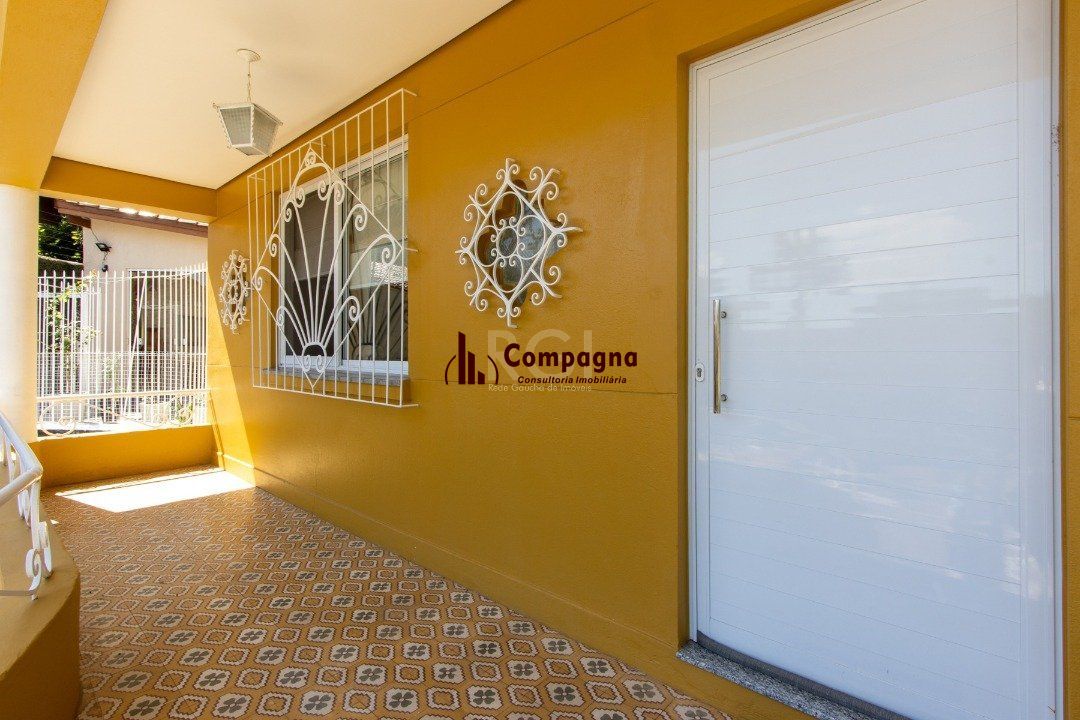Sobrado à venda no Bairro Medianeira, reformado, 3 quartos, lareira, churrasqueira, 3 vagas — foto 4