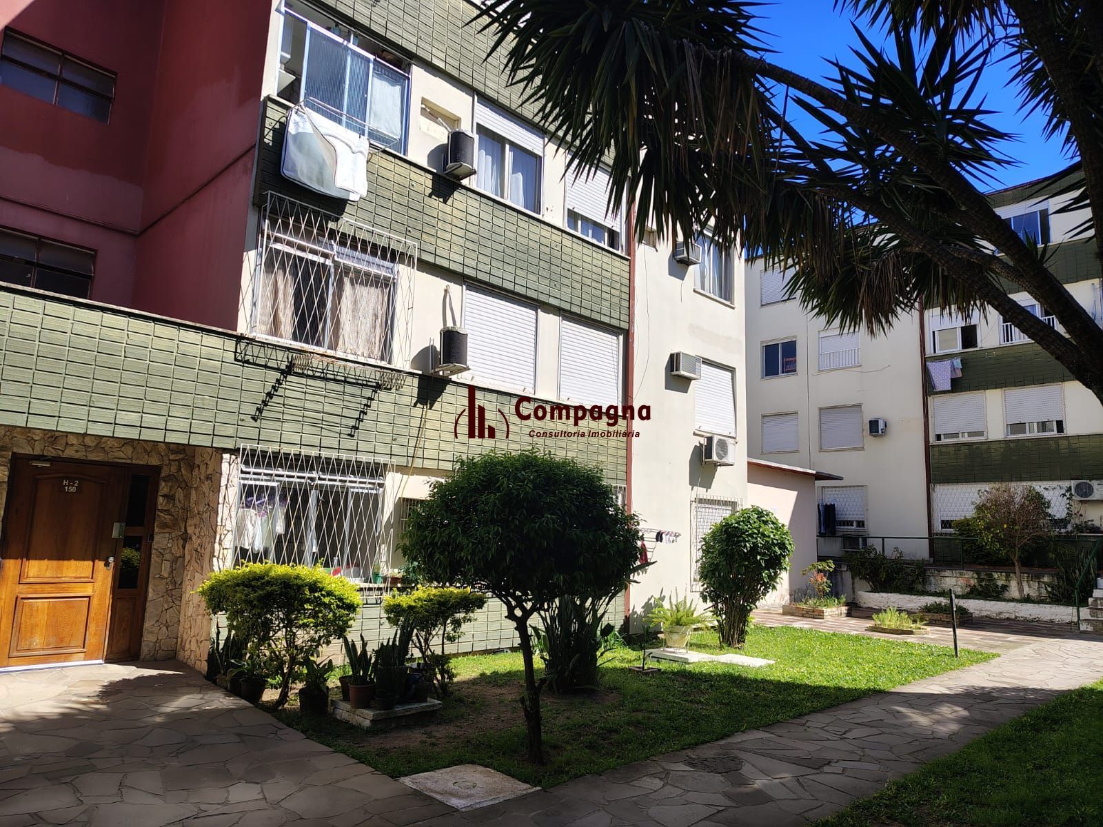 Apartamento de 2 dormitórios, living, cozinha, área de serviço e banheiro social. — foto 2