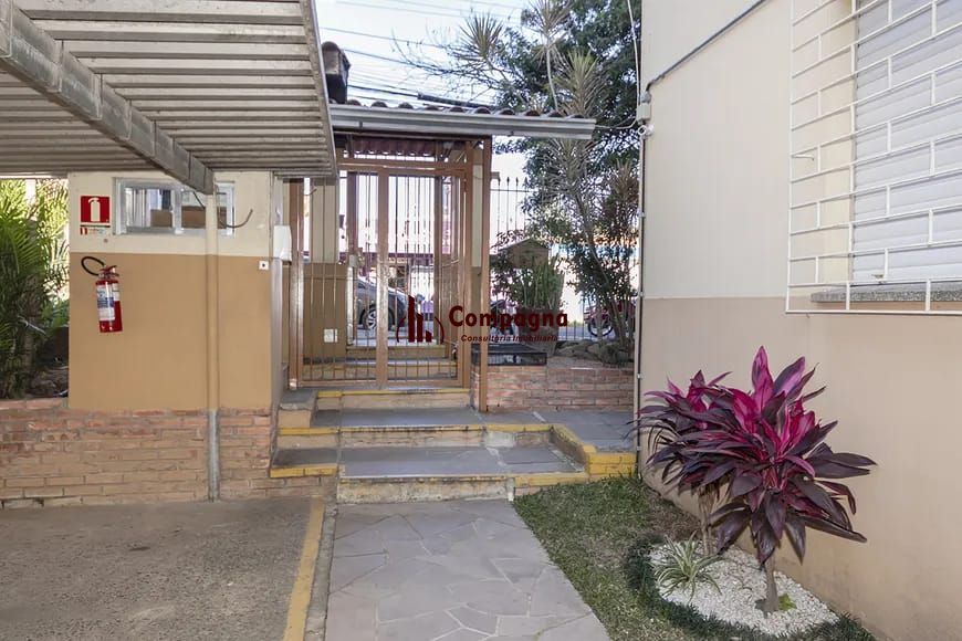 Apartamento de 2 quartos, no Bairro Tristeza, semi-mobiliado, com vaga escriturada. — foto 2