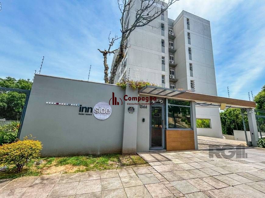 Apartamento de 2 dormitórios, living, cozinha planejada, área de serviço, banheiro social e 1 vaga de garagem escriturada.